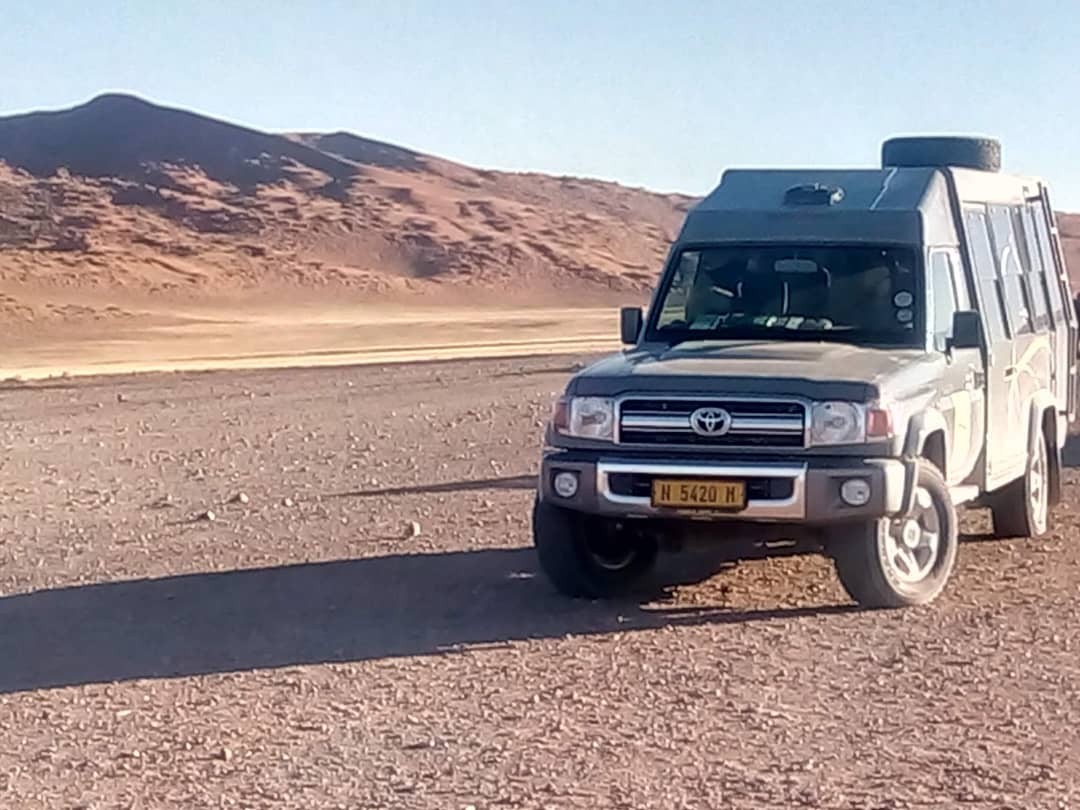 Land Cruiser game viewer at the foot of the dunes